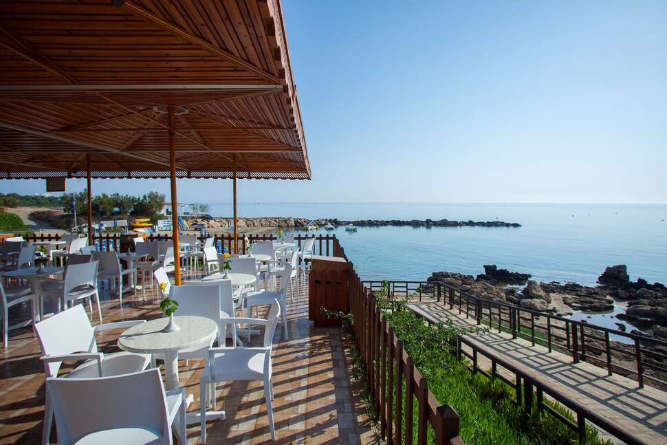 Een foto van de faciliteiten bij Cavo Maris Beach Hotel
