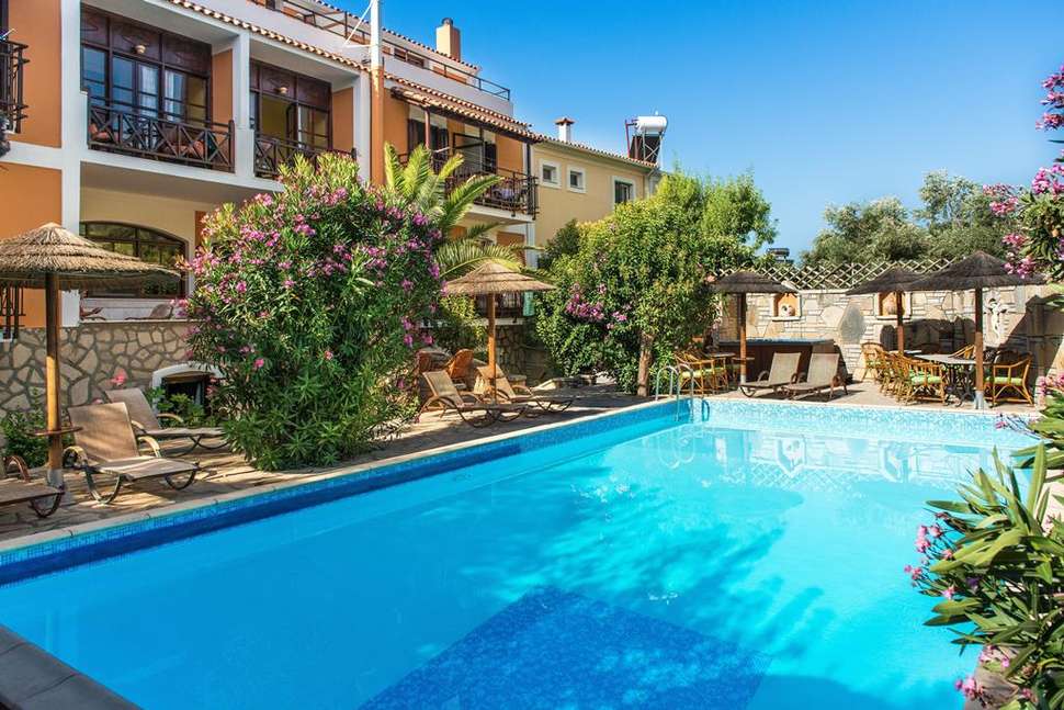 Een foto van het zwembad bij Appartementen Athina