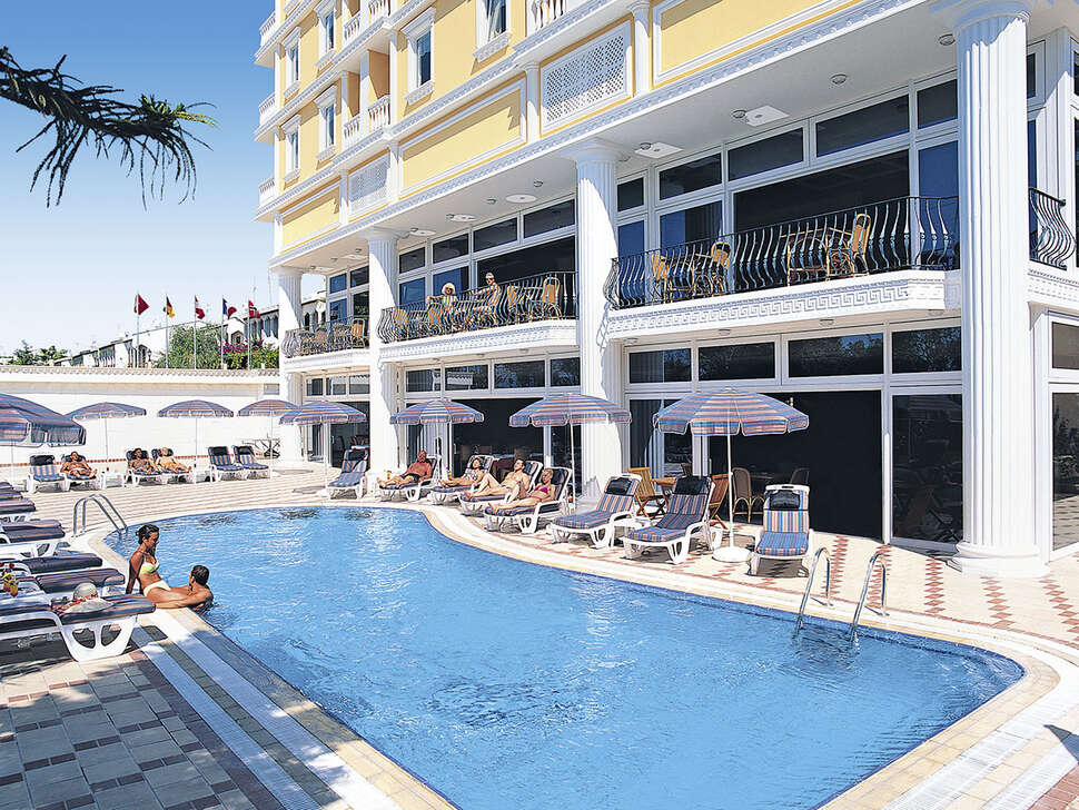 Een foto van het zwembad bij Antik Garden Hotel