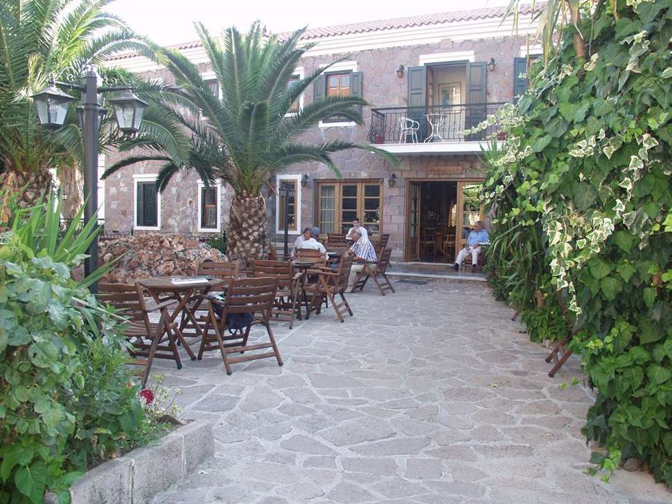 Een foto van het terras bij Adonis Aparthotel