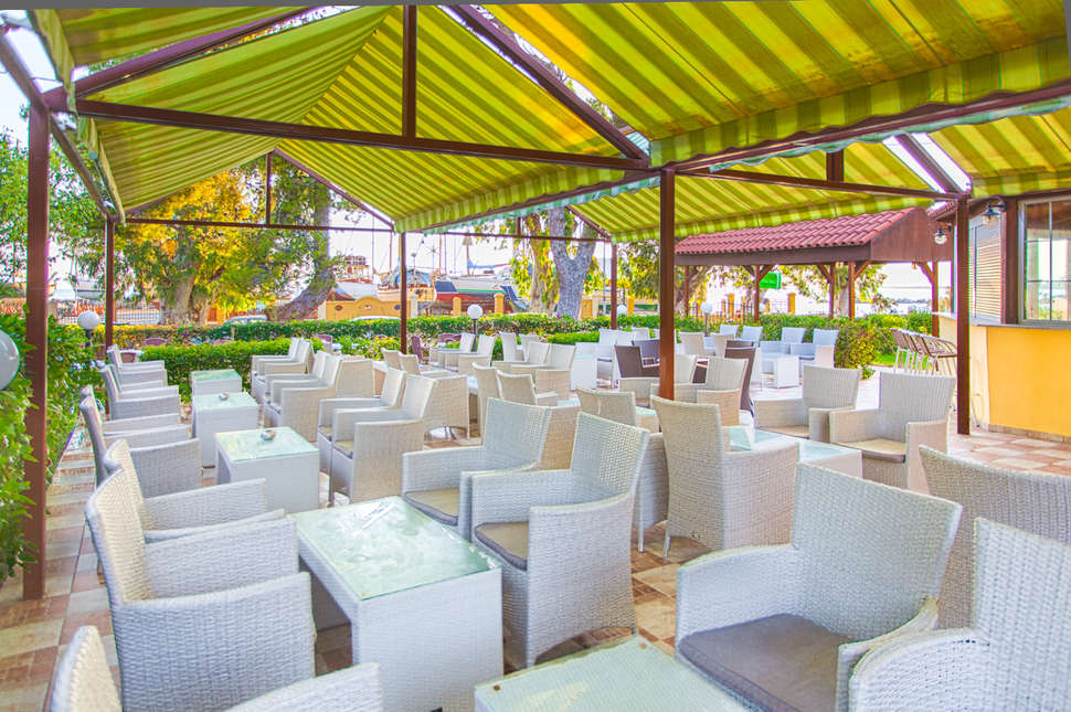 Een foto van het terras bij Hotel Continental Palace