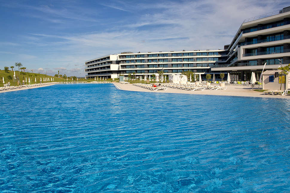 Ein Foto vom Pool im Aparthotel Alvor Baia