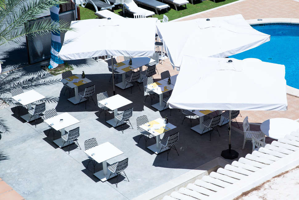 Een foto van het terras bij Hotel La Concha Soul