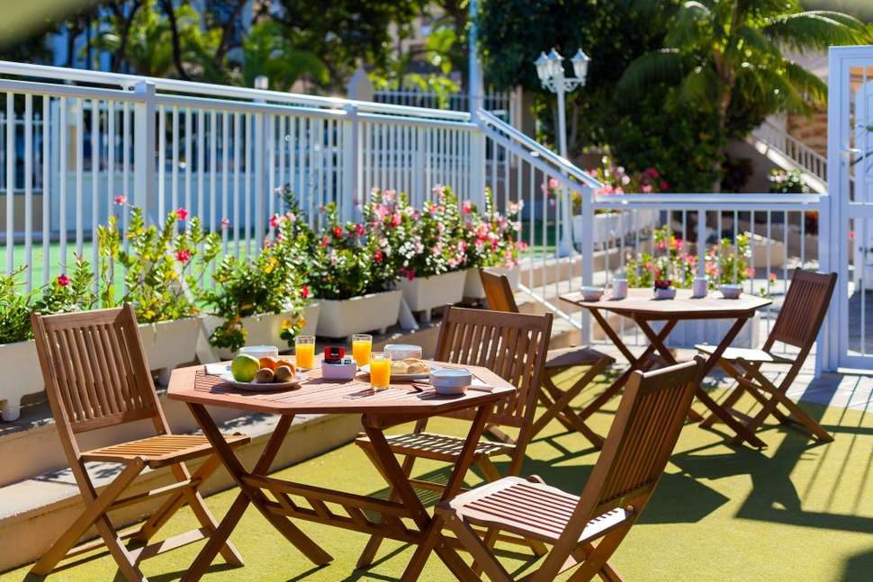Een foto van het terras bij Aparthotel Dragos del Norte