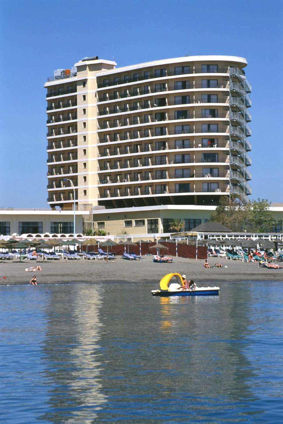 Een foto van de buitenkant van Hotel Puente Real