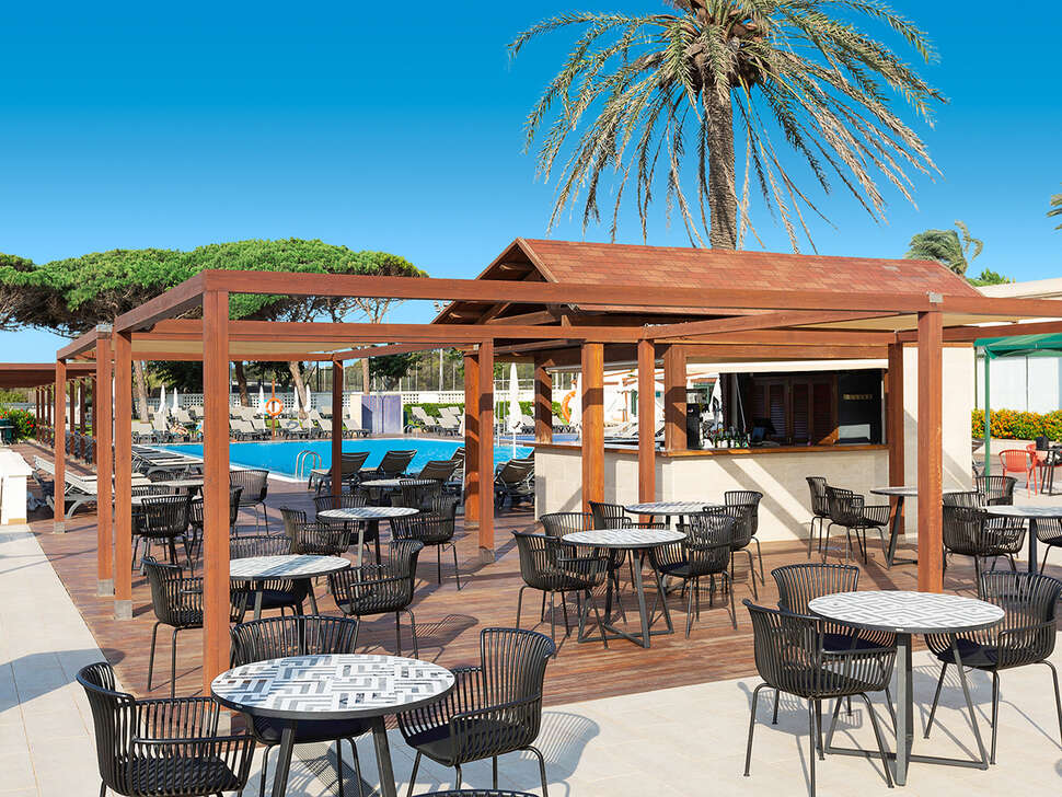 Een foto van het terras bij Alua Illa De Menorca