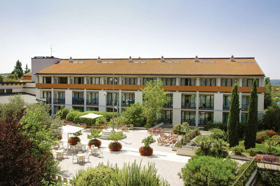 Een foto van het terras bij Parc Hotel