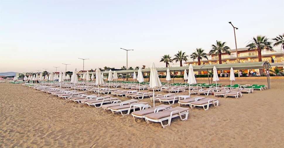 Een foto van het strand bij Palm Wings Beach Resort Kusadasi