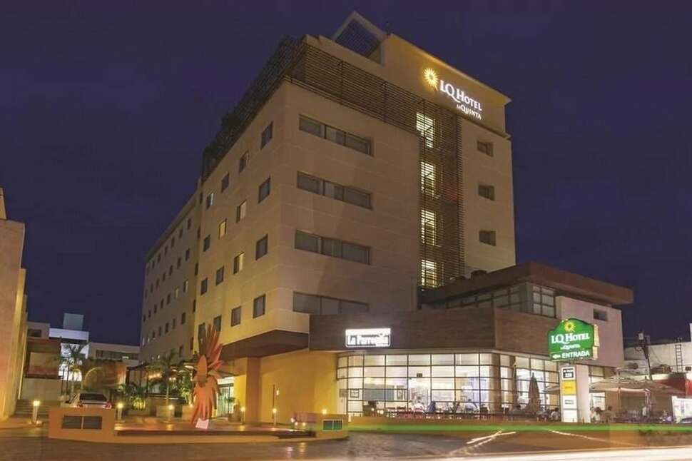 Een foto van de buitenkant van La Quinta Inn & Suites Cancun