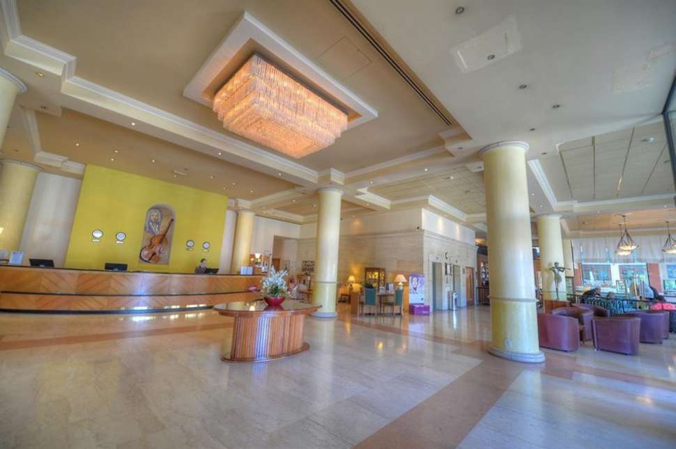 Ein Foto vom Innenbereich im Golden Tulip Vivaldi Hotel