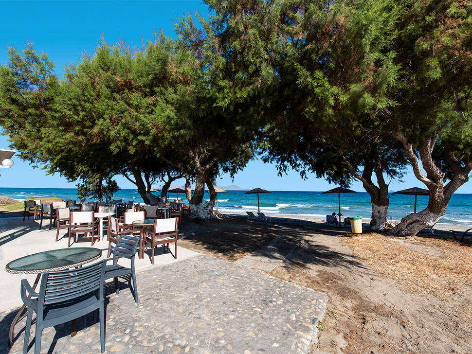 Ein Foto von der Terrasse im Costa Angela Seaside Resort
