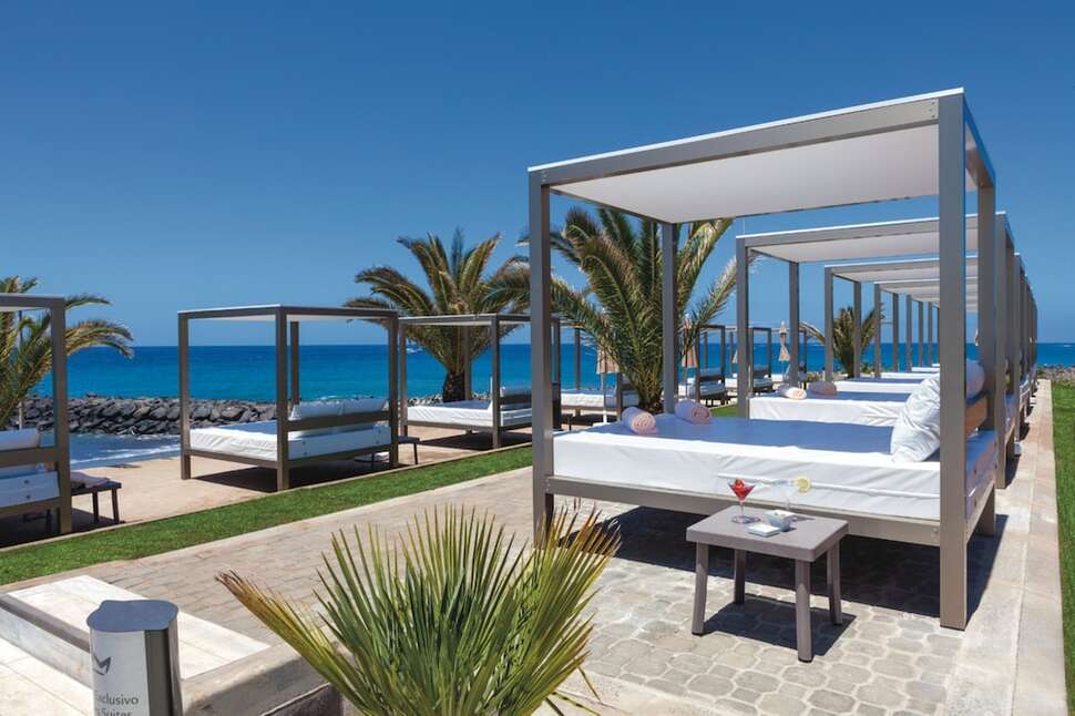 Een foto van het terras bij Riu Palace Tenerife