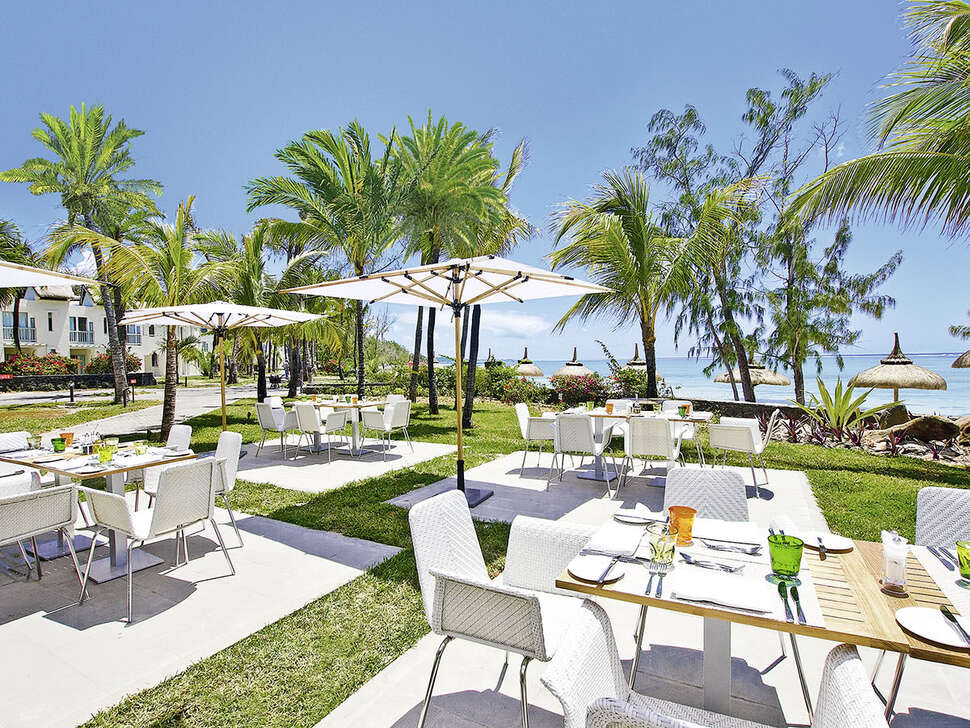 Een foto van het terras bij Ambre Resort & Spa