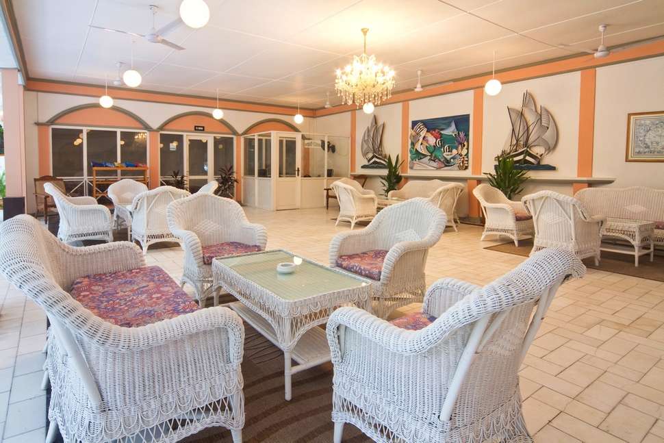Een foto van het interieur van Equator Village