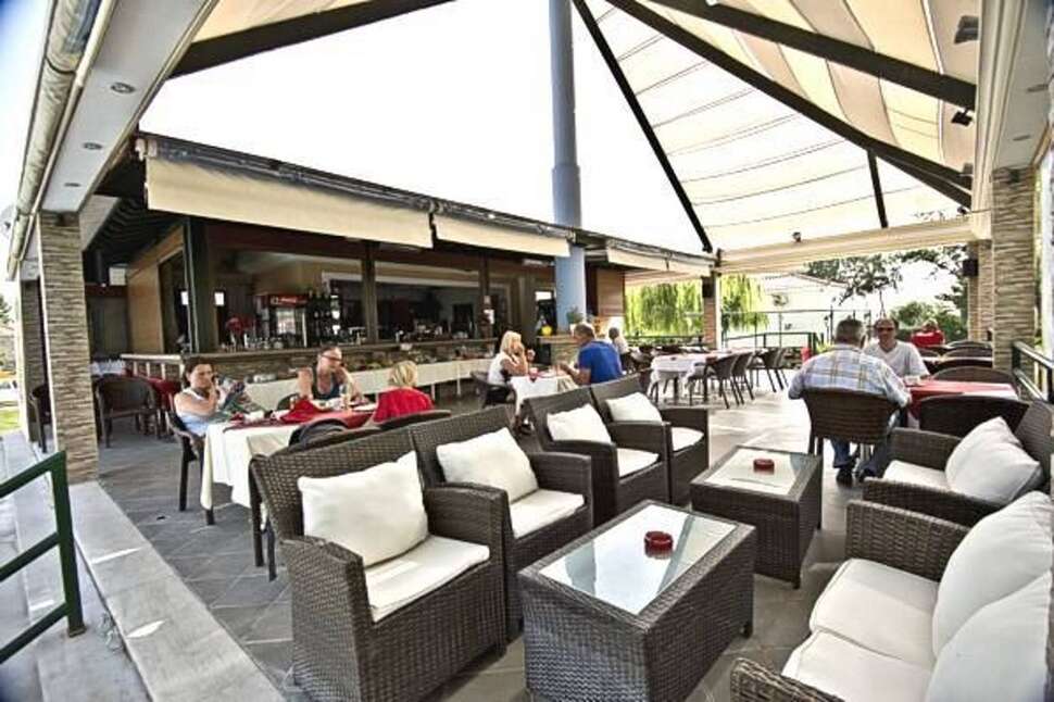 Een foto van het terras bij Kaloni Village