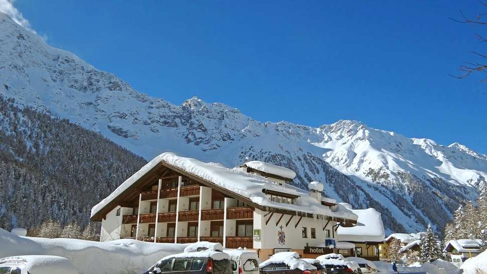 Een foto van de buitenkant van Alpina Mountain Resort