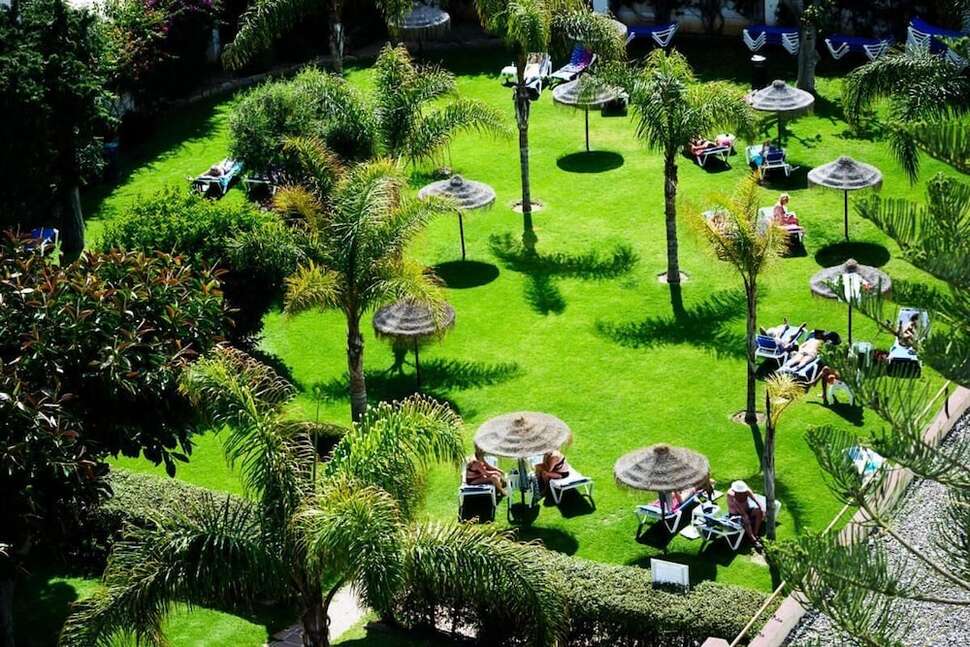 Een foto van het terras bij Hotel Monarque Fuengirola Park