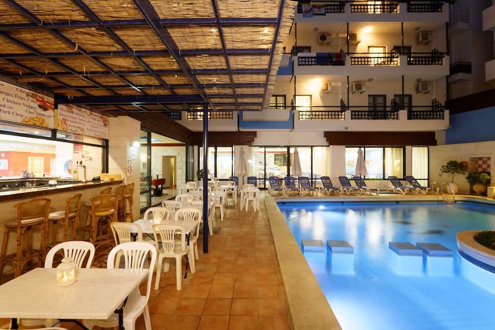 Een foto van het terras bij Agrabella Hotel
