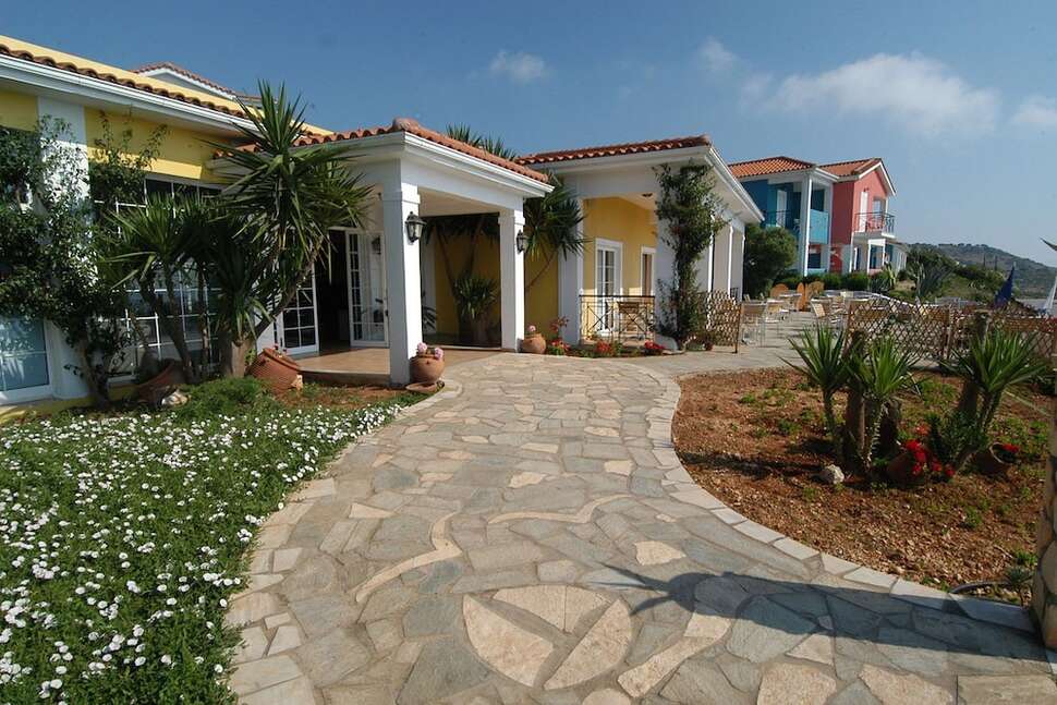Een foto van de buitenkant van Porto Skala Hotel