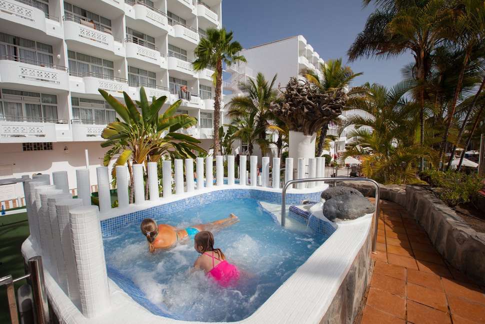 Een foto van het zwembad bij Abora Catarina by Lopesan Hotels