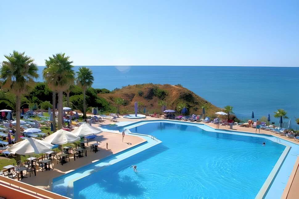 Een foto van het zwembad bij Auramar Beach Resort