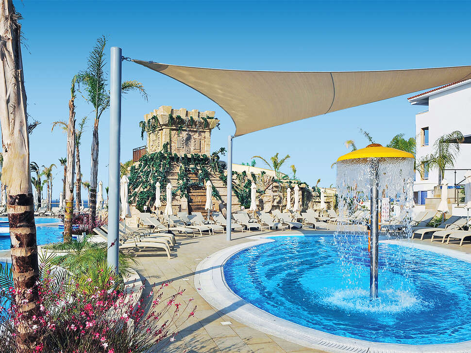 Ein Foto vom Pool im Olympic Lagoon Resort Paphos