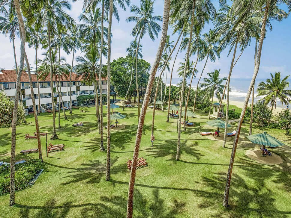 Een foto van het terras bij Tangerine Beach Hotel