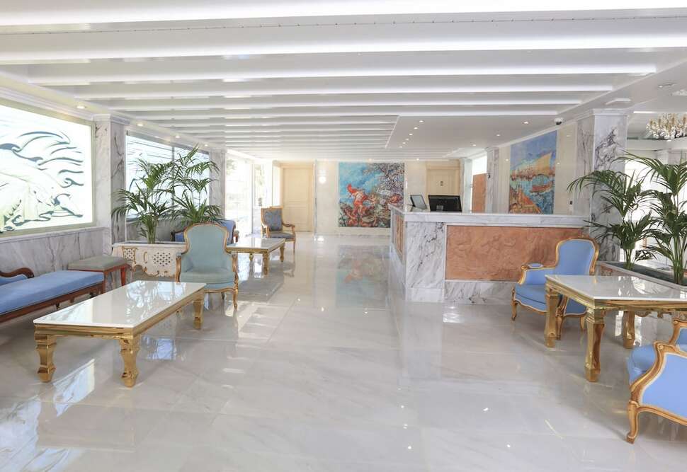 Een foto van het interieur van Cavomarina Beach Hotel