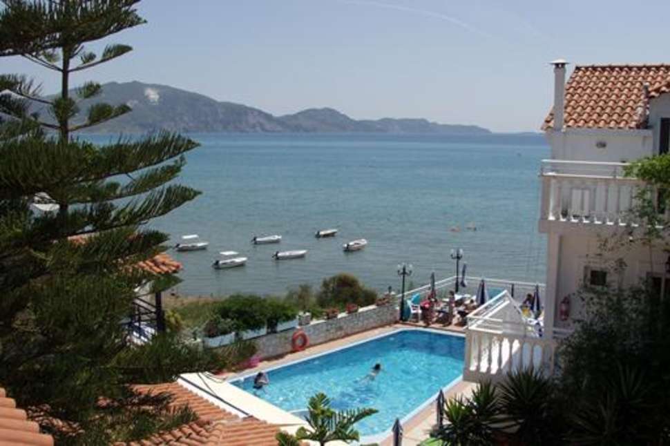 Ein Foto vom Pool im Denise Beach