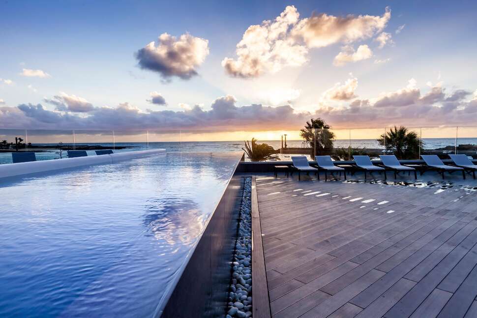 Een foto van het zwembad bij Barcelo Teguise Beach