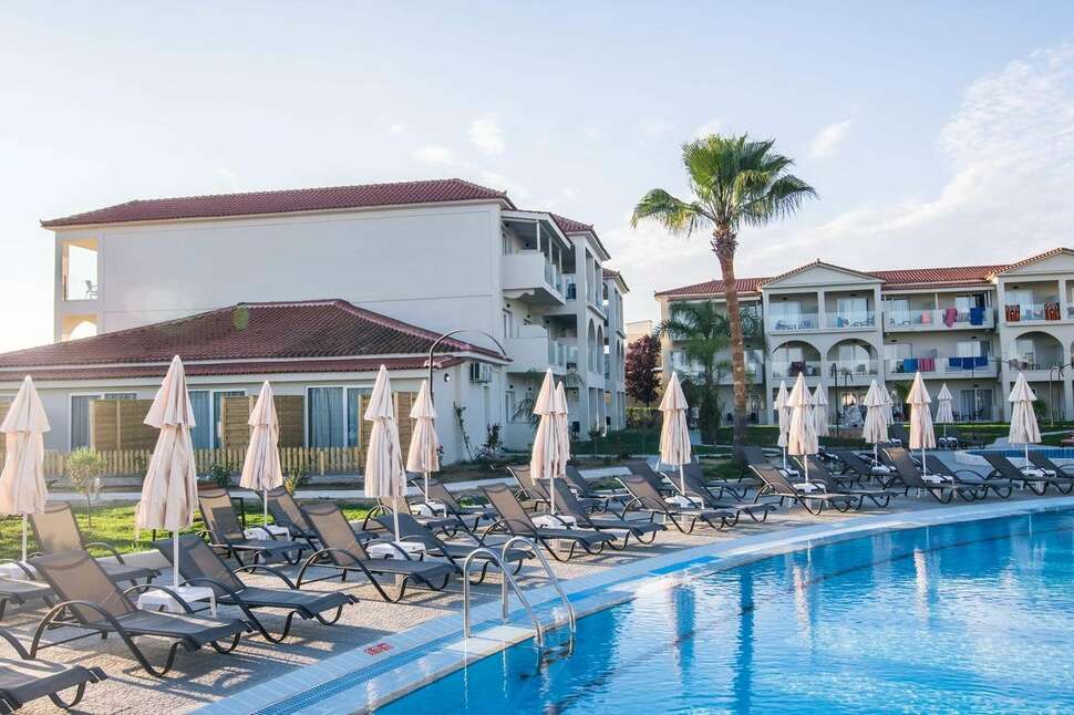 Een foto van het zwembad bij Surreal Exotica Hotel & Spa by Zante Plaza