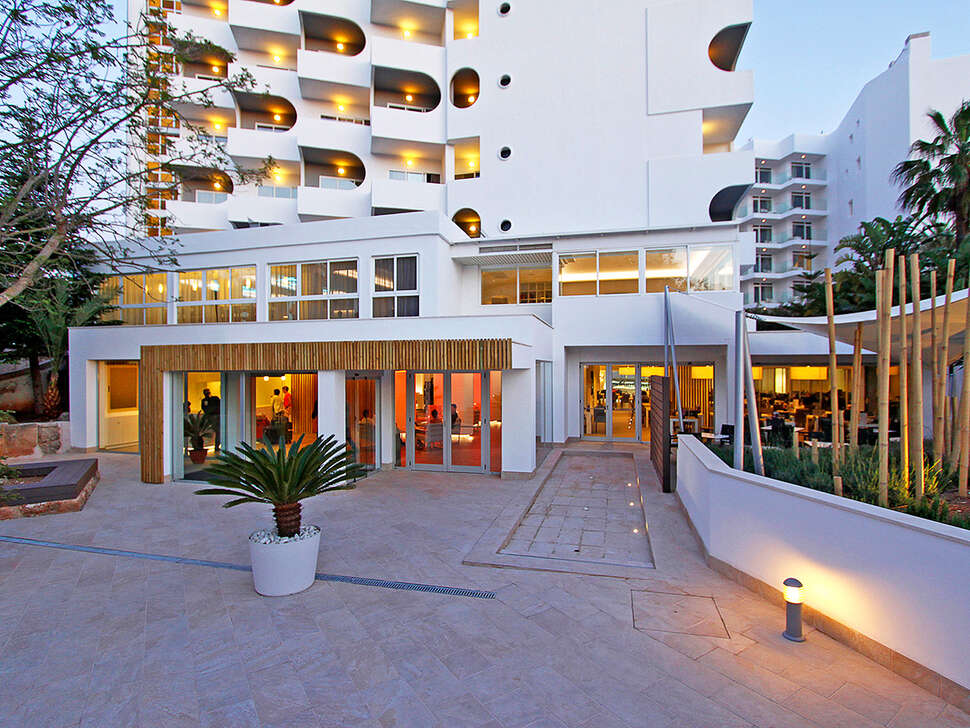Een foto van de buitenkant van BG Pamplona Hotel