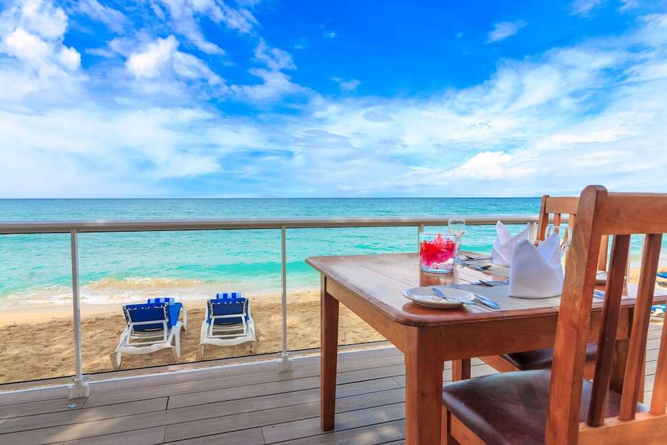 Een foto van het strand bij Travellers Beach Resort
