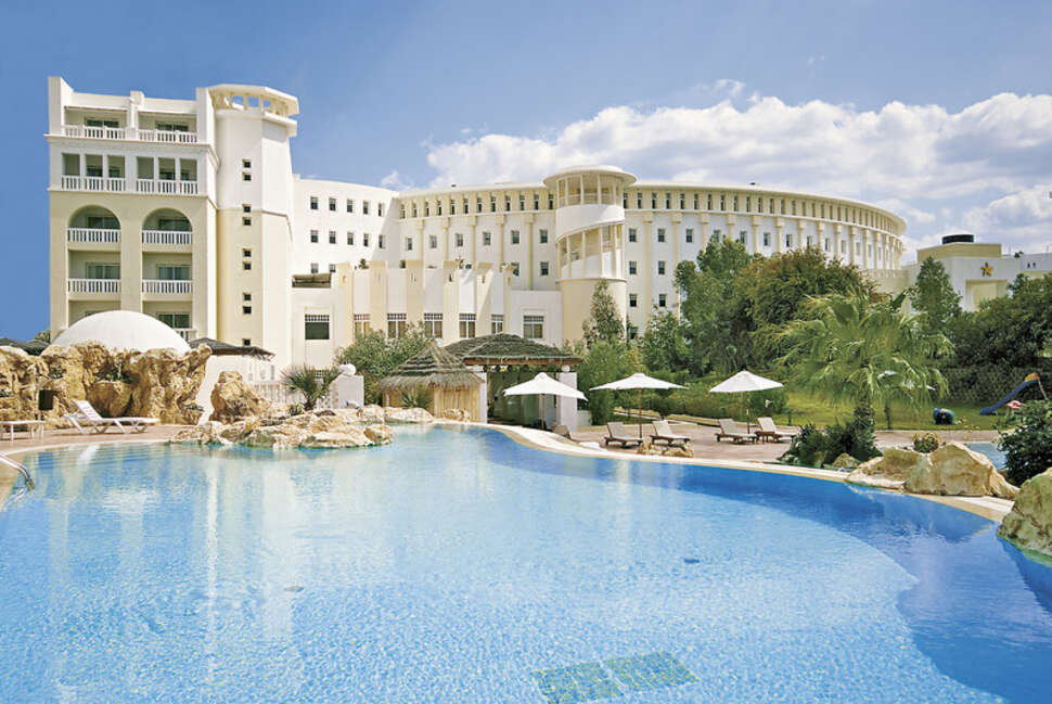 Ein Foto vom Pool im Medina Solaria & Thalasso