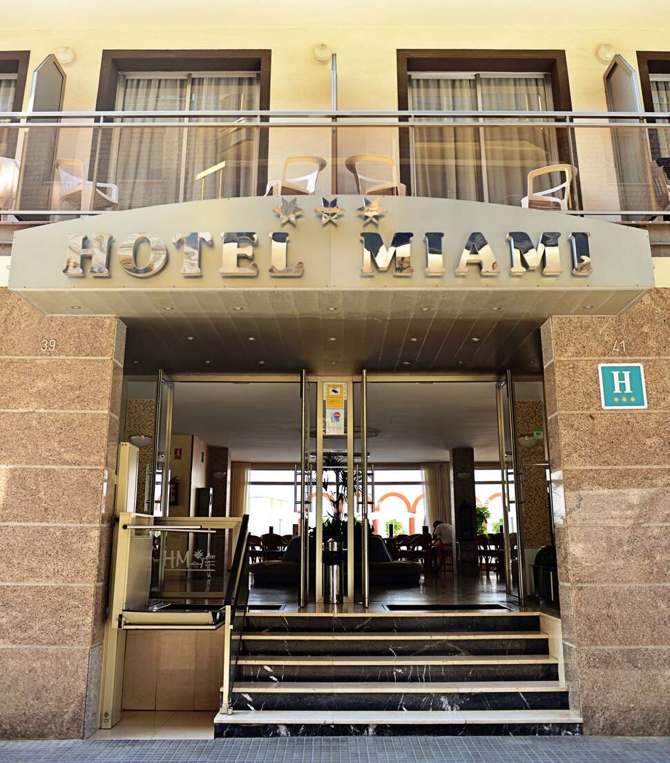 Een foto van de buitenkant van Hotel Miami