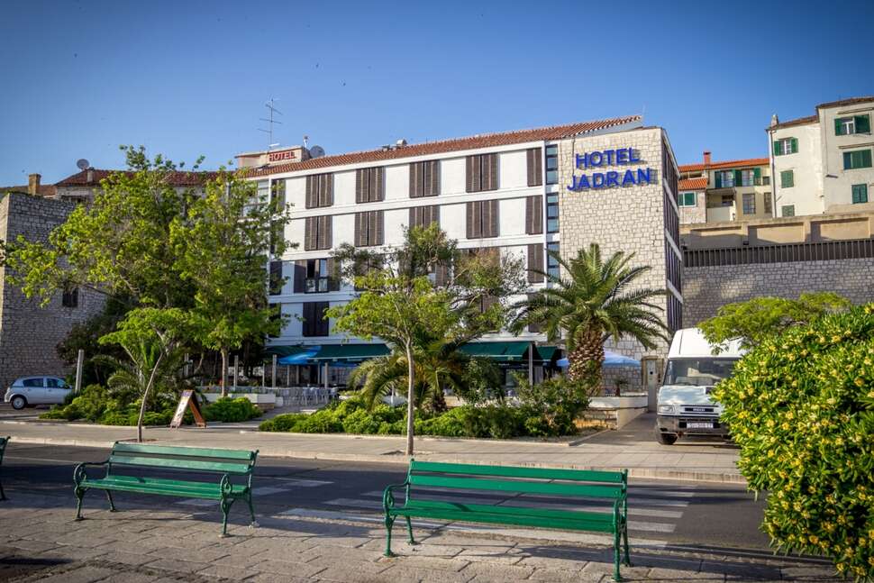 Een foto van de buitenkant van Hotel Jadran Sibenik