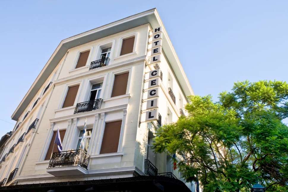 Een foto van de buitenkant van Cecil Hotel