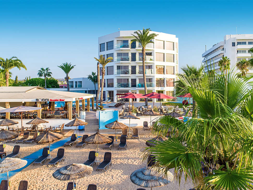 Een foto van het strand bij Adams Beach Hotel