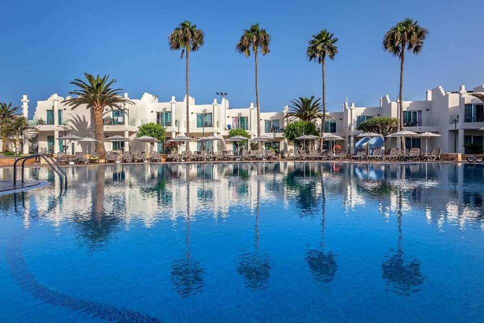 Een foto van het zwembad bij Barcelo Corralejo Sands