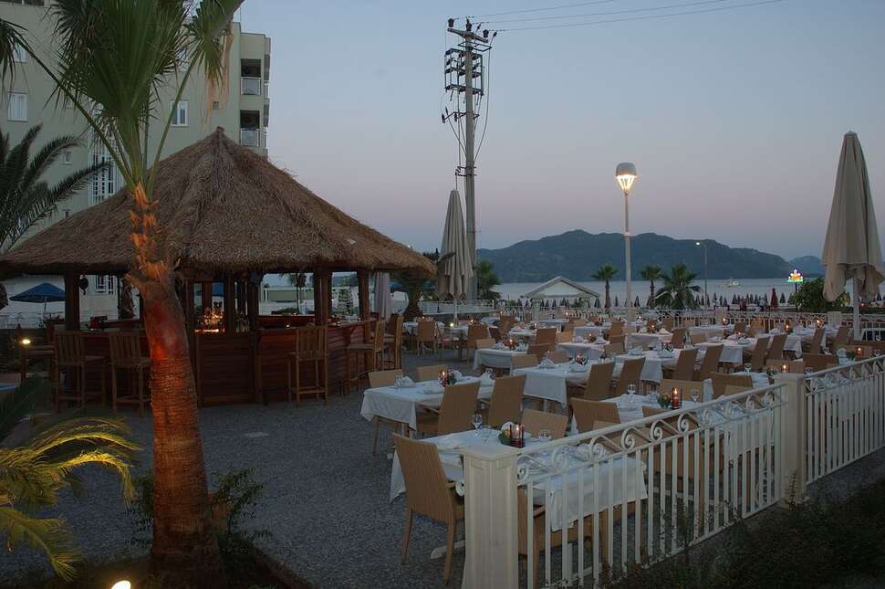 Een foto van het terras bij Hawaii Hotel