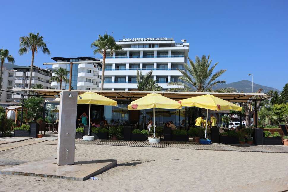 Een foto van de buitenkant van Azak Beach Hotel