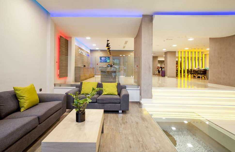 Een foto van het interieur van Allsun Hotel Carolina Mare