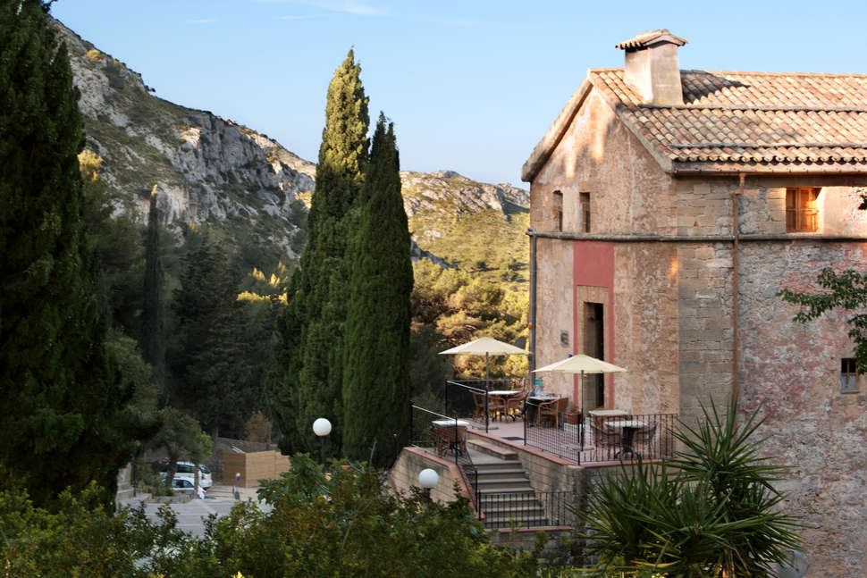 Een foto van de buitenkant van La Victoria Petit Hotel