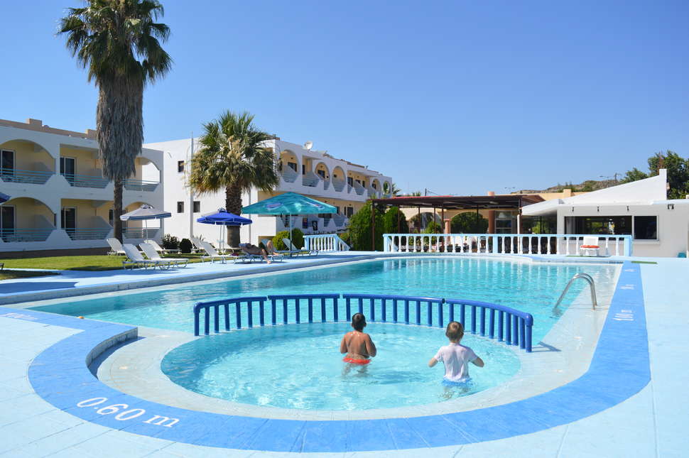 Een foto van het zwembad bij Tivoli Hotel