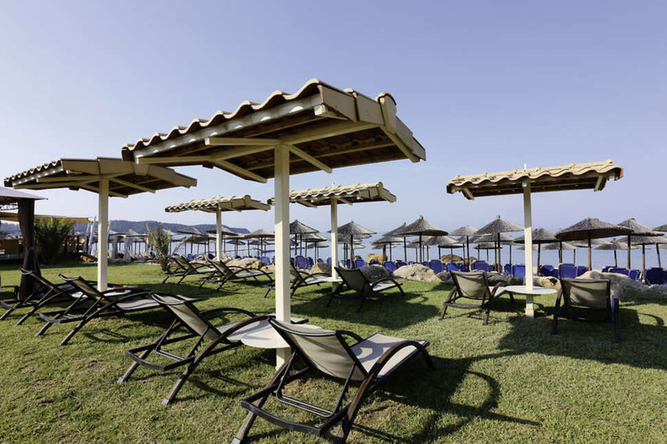 Een foto van het terras bij Alexandra Beach Thassos Spa Resort