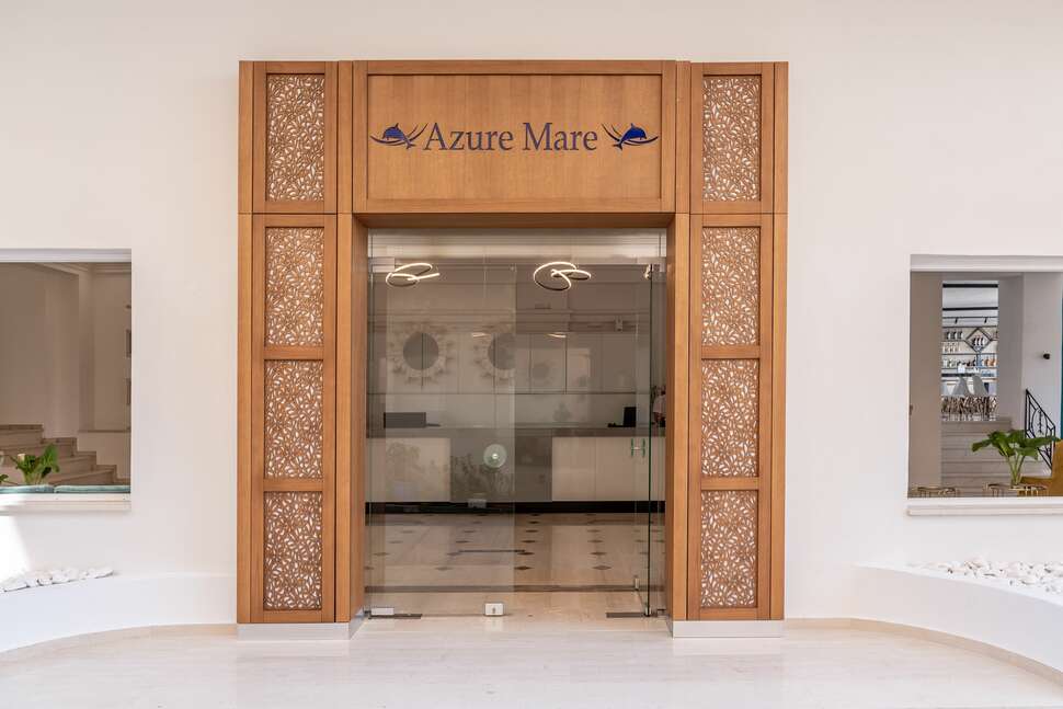 Een foto van het interieur van Azure Mare Hotel