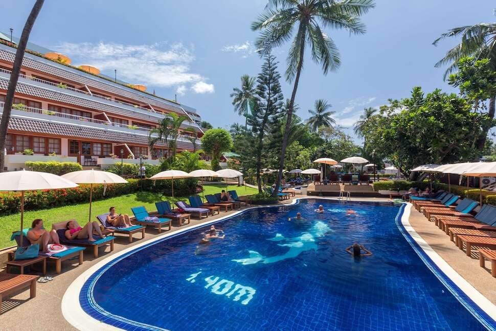 Een foto van het zwembad bij Best Western Phuket Ocean Resort