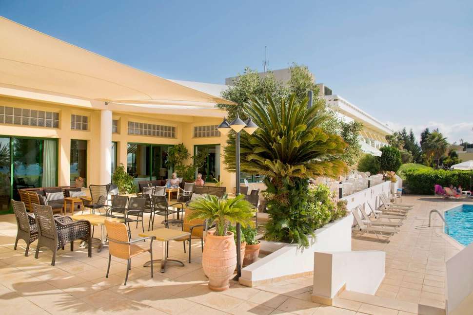Een foto van het terras bij Natura Beach Hotel & Villas