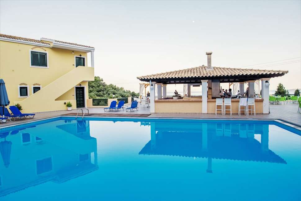 Een foto van het zwembad bij Corfu Aquamarine Hotel