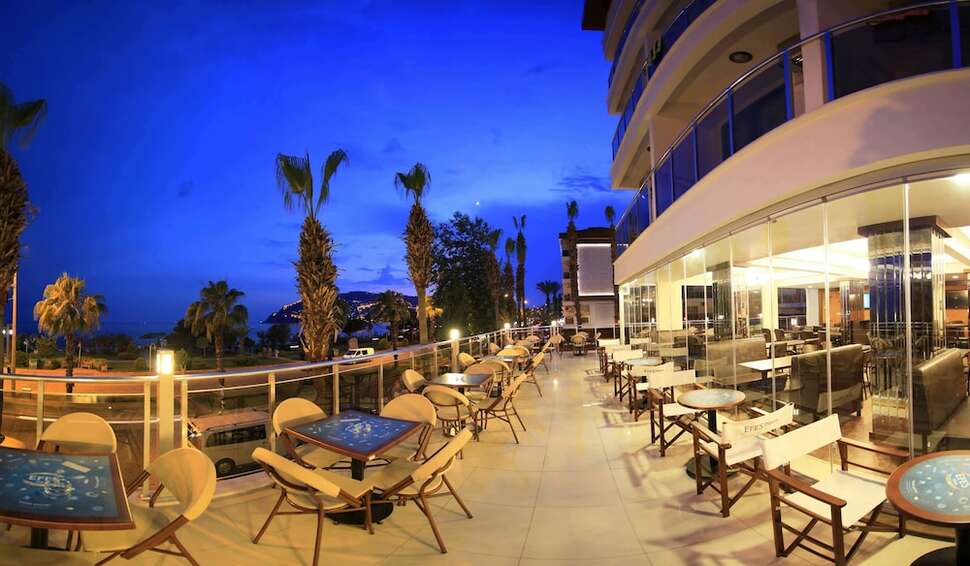 Een foto van het terras bij Eftalia Downtown Hotel